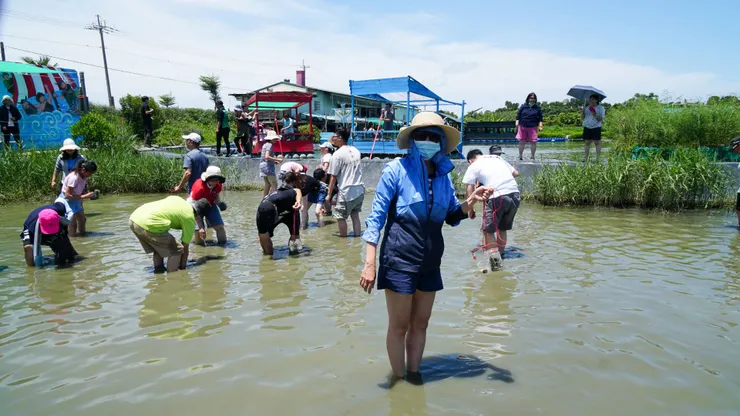 裝滿一罐了,另一團遊客正在賽舟