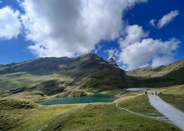來到巴哈阿爾普高山湖，上下二湖分列左右