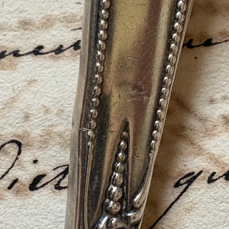 套子本身也有細小的使用刮痕,有一面下半部極輕微小凹傷。(3)