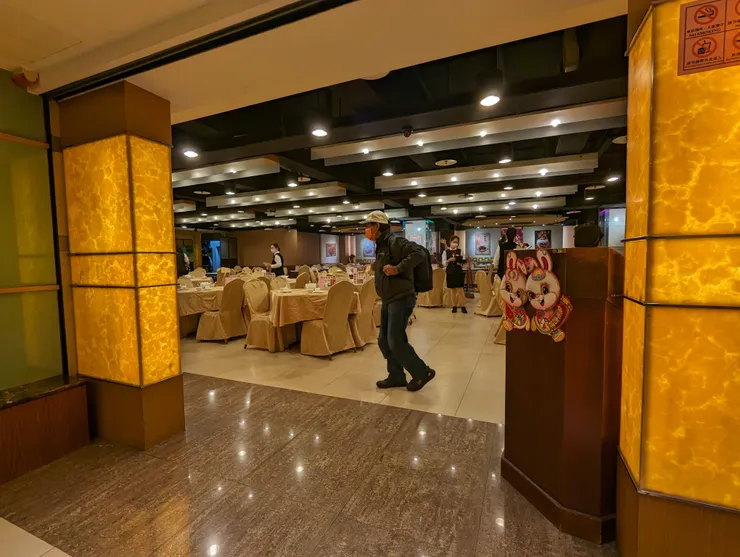 港九香滿樓的門口進場視角