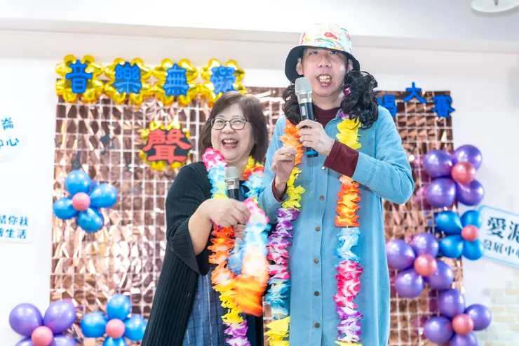 母子一起搭檔演出，聽眾給予熱烈回響。