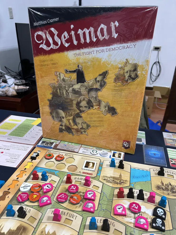 粉紅色是共產黨的單位，可以看到柏林、埃森與漢堡都被佔領了