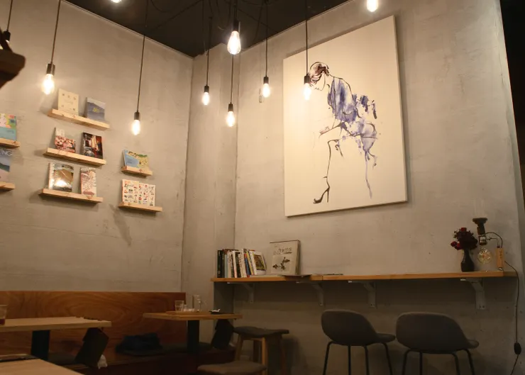 ▲啡藏潮店內的擺設、書籍、雜誌，連牆上的畫作都是林彥村手繪。呂國維攝