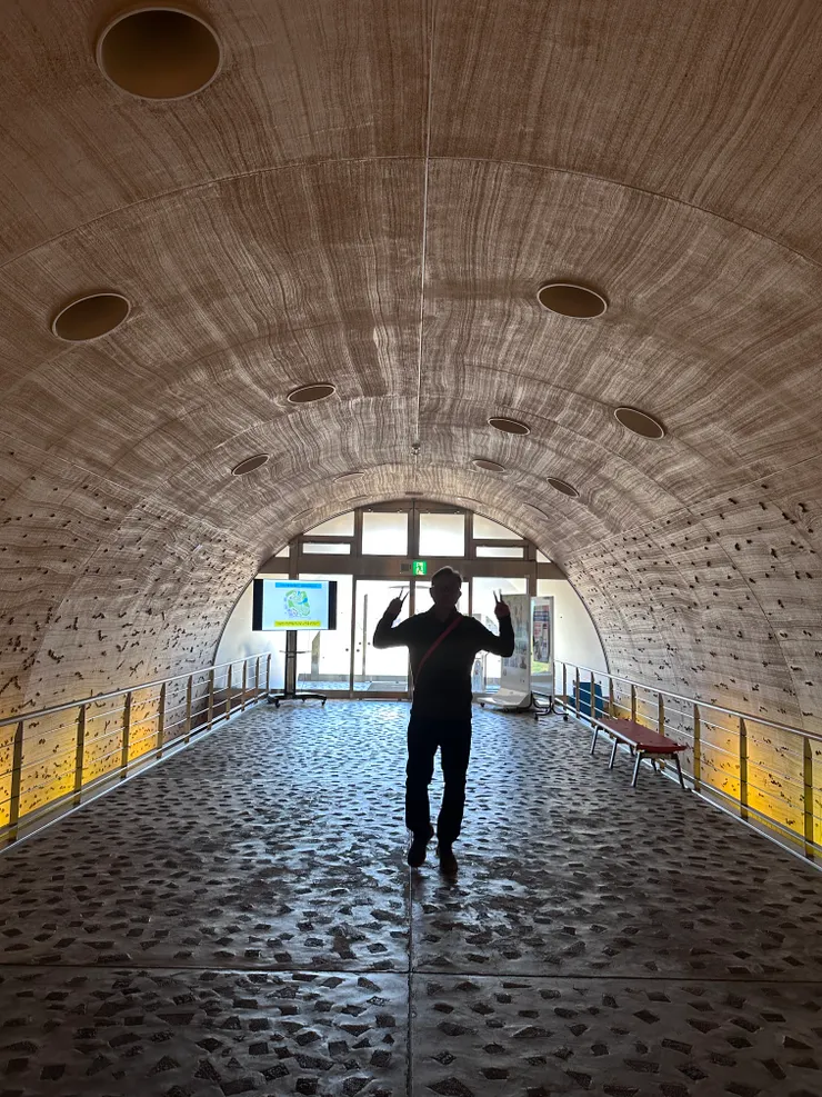 很喜歡這個設計，穿過這個時光隧道，時候就來到史前文化的世界了。