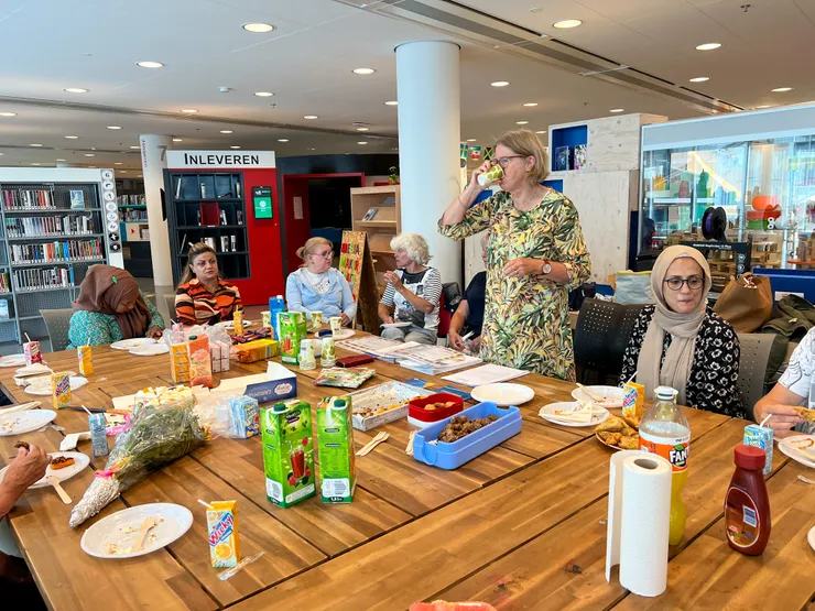 帶領老師退休 ，同學準備了家鄉料理來歡送