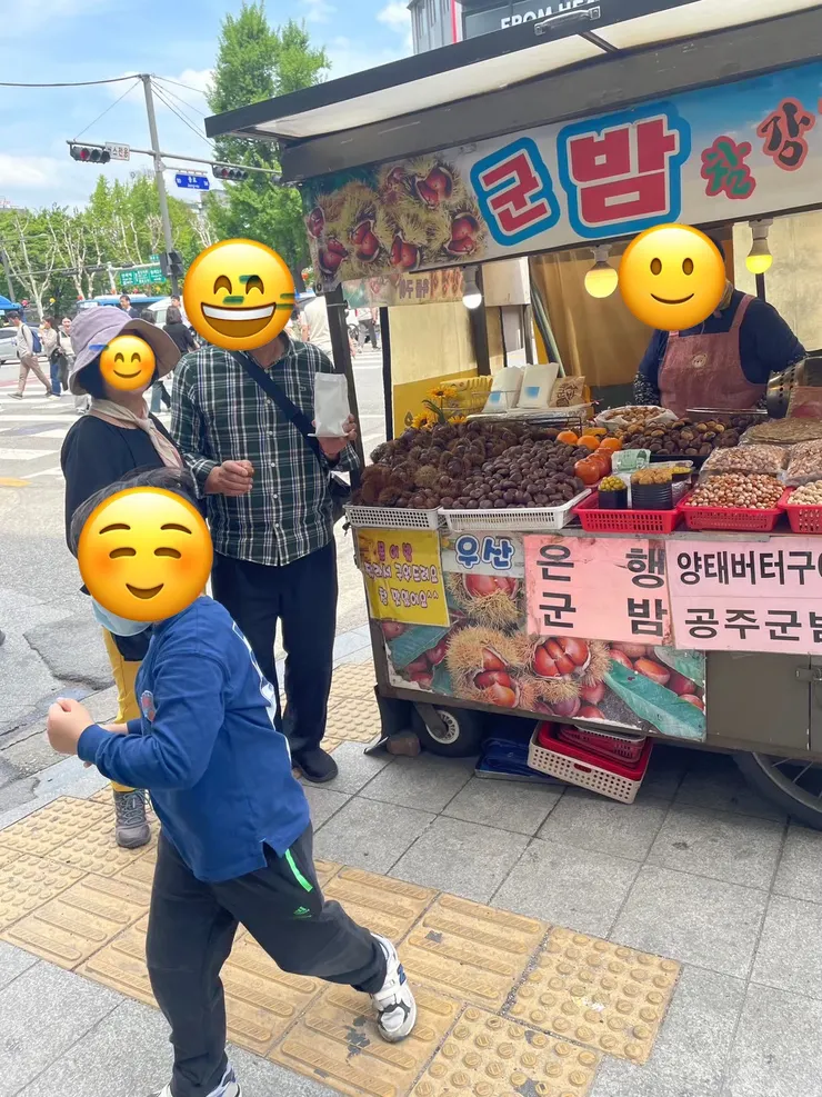 糖炒栗子的小攤販，爸爸喜歡吃糖炒栗子，所以買了一包給他一包好像5000W