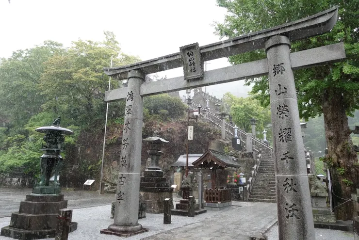大雨滂沱，我沒有被雨勢擊退、雖狼狽不已仍奮力走到了陶山神社。