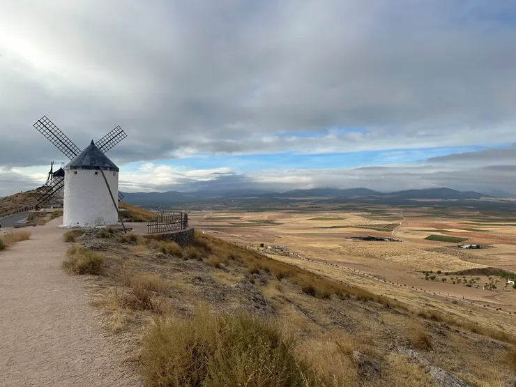 左右兩側都是斜坡，風勢很大