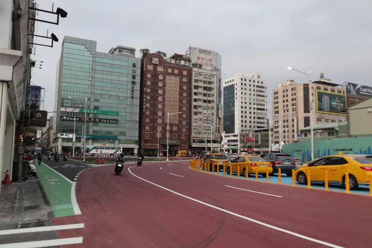 站在安寧街口,望向站西路往博愛路的彎道