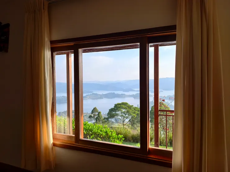 本尼奧尼湖住宿的木屋,自窗戶就可看見美麗的湖水。