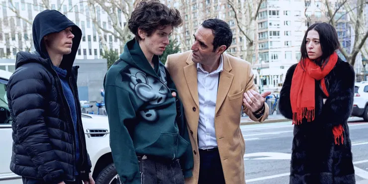 ▲ 當 Ivan 的家人介入時，Anora 發現她始終無法真正融入這個世界，而戒指也成了諷刺的象徵。來源：《艾諾拉》電影劇照