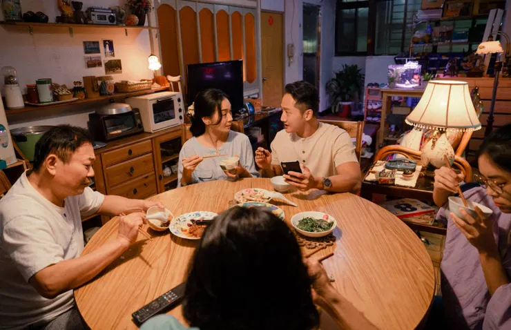 芙蓉帶男友回家，與前夫和兒女吃飯。（圖／《芙蓉》）