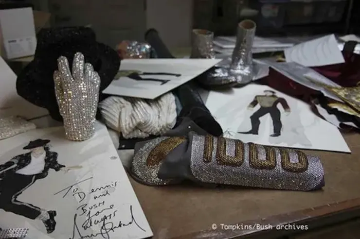 服裝師 Michael Bush 辦公桌上的麥可個人物品與簽名／來源：Michael Bush