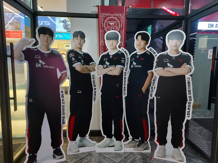 進門就是ZOFGK五人歡迎立牌，外面則有一個將選手P上合照的快拍機。