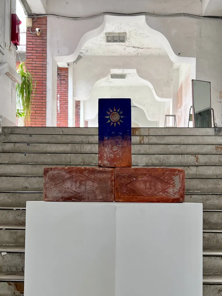 劉妍蓁，《十二道光芒所及之地》，17*11*6cm*3，TR磚、礦物顏料，2025。本文作者拍攝。