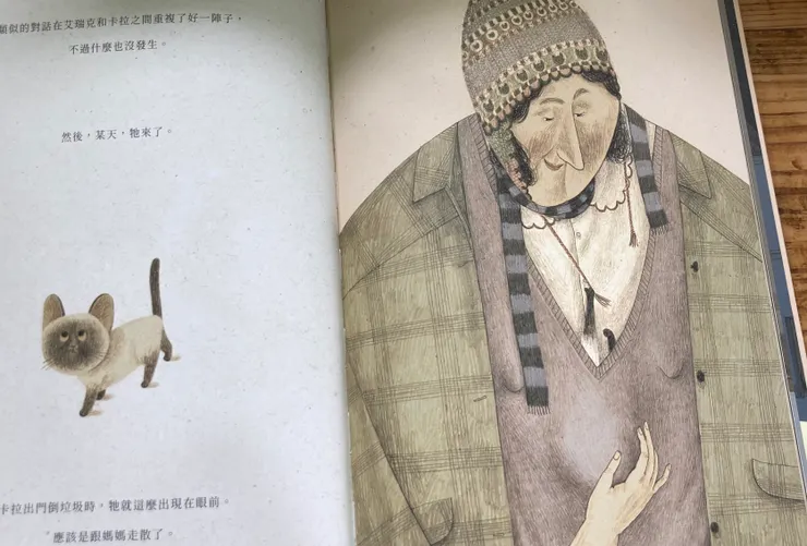 畫家莫尼卡特寫小貓鑽進衣襟裡撒嬌的樣子，卡拉眼裡溢滿憐惜與滿足的光。