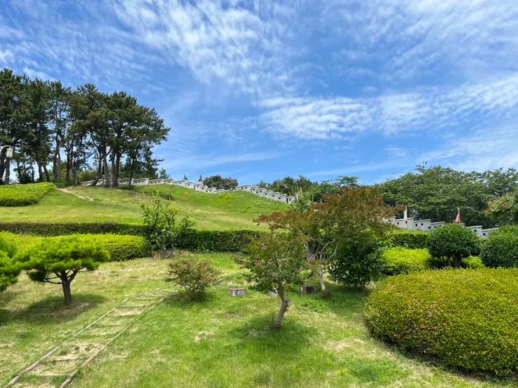 園區另一側的庭園。