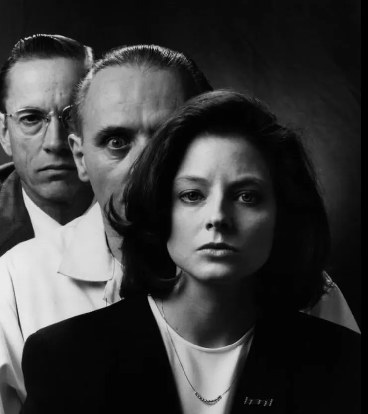 我很喜歡的一張劇照，只是利用簡單的角色站位，就安排了演員視角的穿插，帶給觀者壓力。圖片來源自：The Silence of the Lambs IMDb