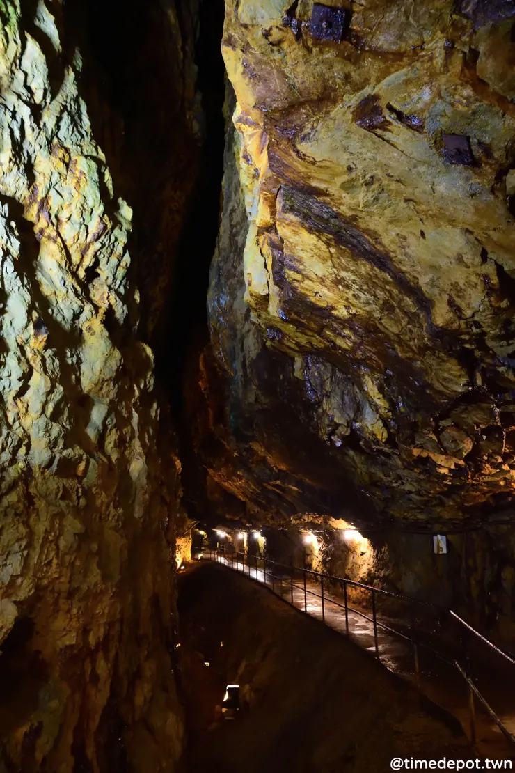 礦脈開採完畢後留下垂直數十公尺的空隙