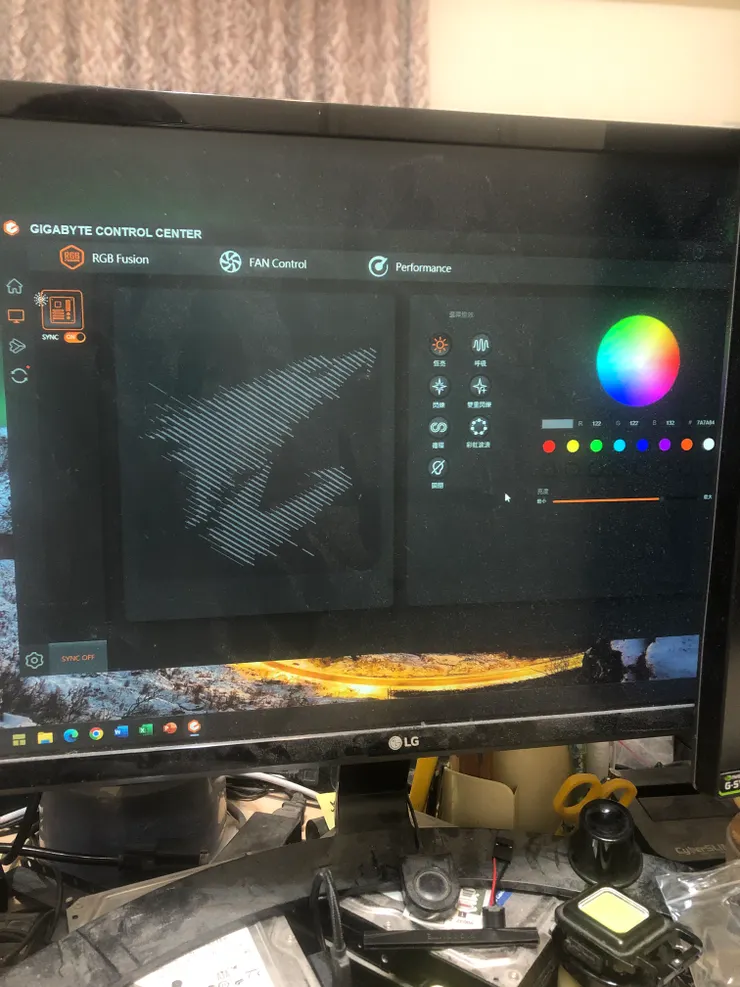 進系統將燈光調整成白色。