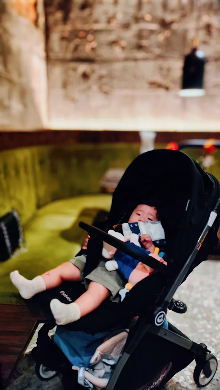 小哈利在興波咖啡發呆．．．