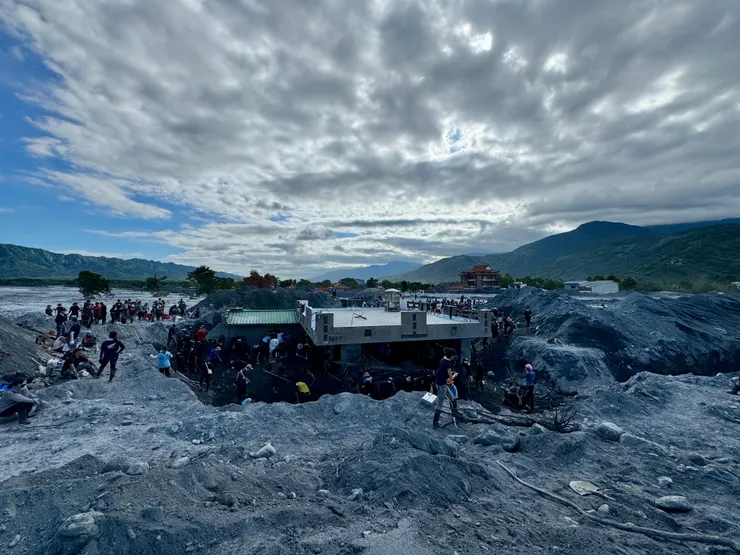 圍著房子開挖的河床段房屋