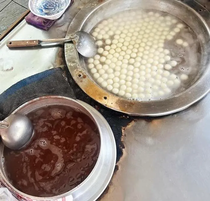 大鍋子裡面的小湯圓 好可愛