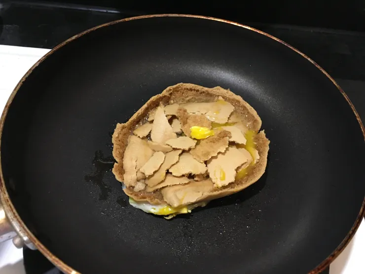 將餅壓碎後開始煎，煎至蛋都熟了就可以起鍋
