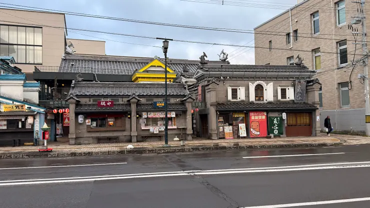 出拔小路屋台村在對面，還沒要吃飯沒進去逛。