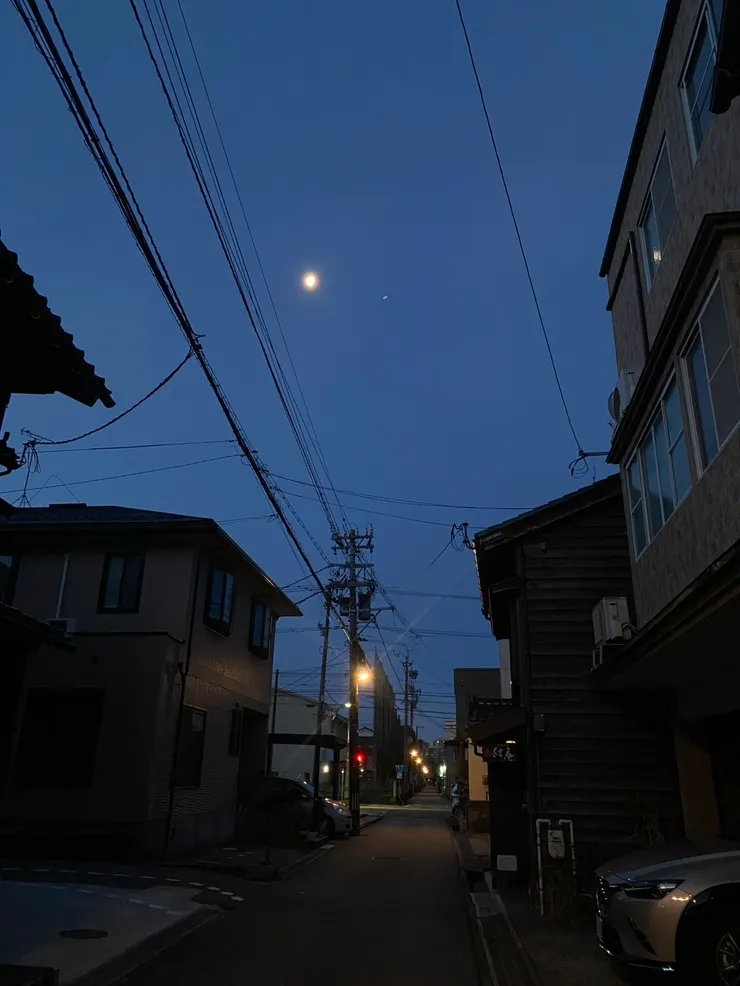凌晨出門時，天空還掛著月亮的金澤