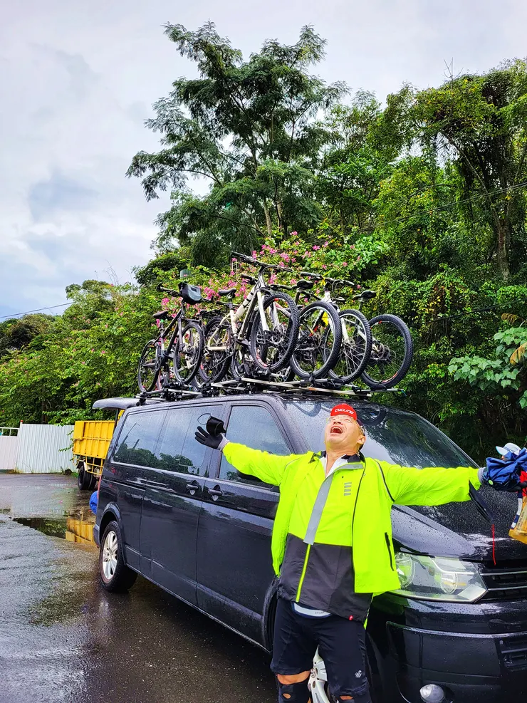 開心的騎乘環湖自行車道