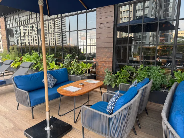 5樓的游泳池座椅