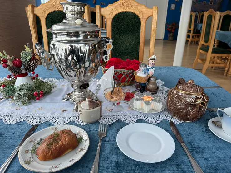 銀色的是 Samovar 茶壺，棕色的糖附有夾子就是那個不太容易融化的糖