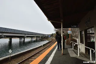 月台緊鄰濱名湖，但一隻海鷗都沒有
