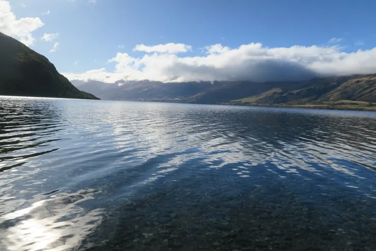 Lake Wakatipu。清澈的湖面，看了又不禁想打幾顆水漂(O