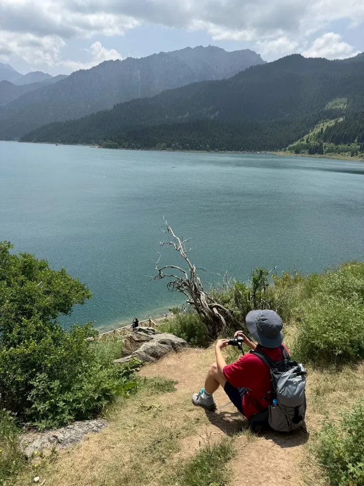 天山是亞歐與印度板塊碰撞而成，我們見證了地球造山運動，從乾旱盆地到高山冰川的演變過程