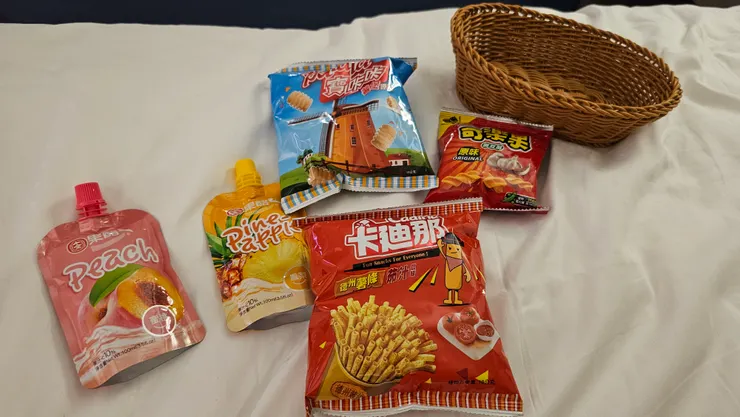高雄福容大飯店的房間有送很多零食和飲料給房客吃吃喝喝!這也很收買我!