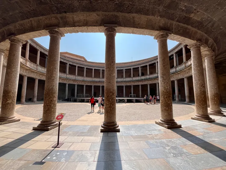 查理五世宮的中央環形廣場