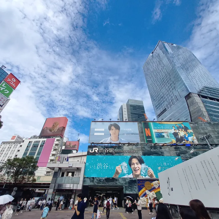 車站名字上方的看板人物是福山雅治