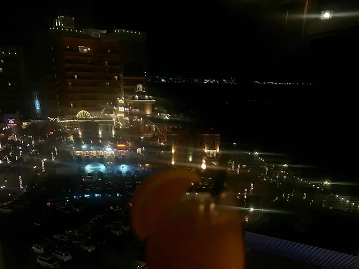 朋友拍的夜景與倒映在窗上的酒杯。