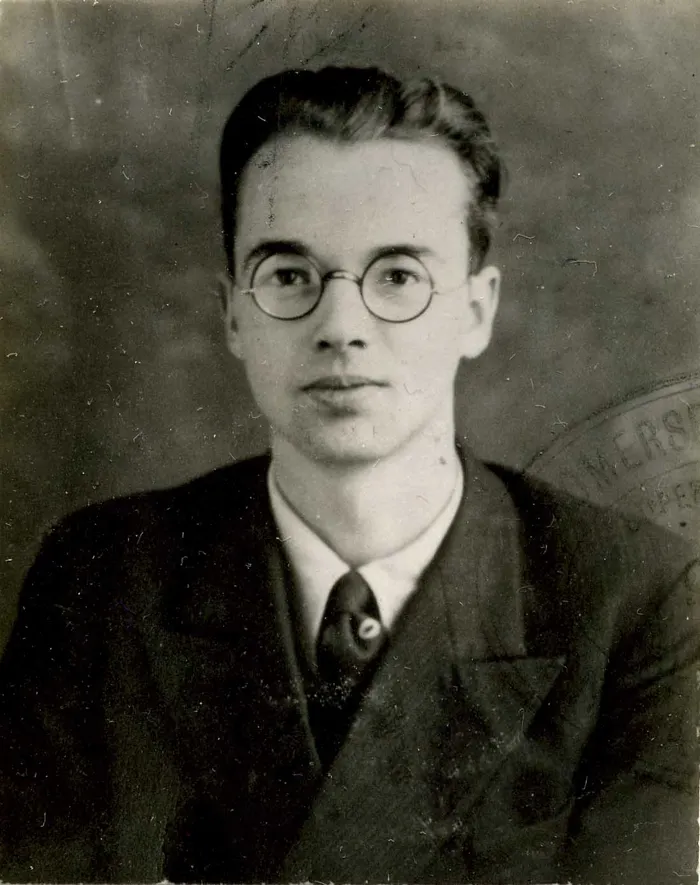 克勞斯富赫斯 Klaus Fuchs, 1911~1988；他在1933年躲避納粹迫害而流亡英國，並在布里斯托大學獲得物理學博士，並在二戰期間加入曼哈頓計畫。他在參與曼哈頓計畫期間將原子彈研發的機密提供給蘇聯，更在二戰後繼續在洛斯阿拉漠斯國家實驗室參與核試爆工作，並不斷洩漏機密給蘇聯；直到1949年被英美情報機構逮捕，最後在1959年6月提前獲釋定居東德，直到1988年過世
