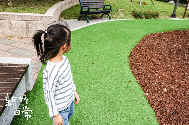 「因為,我喜歡這個風,風會把我頭髮吹好高、好高!」從未想過扎根風城的我,身旁緊黏著的卻是風裡生根的小生命。