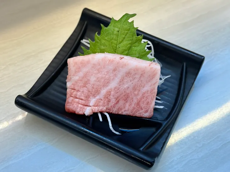 黑鮪魚金三角1片TWD$250，還以為是A5和牛！