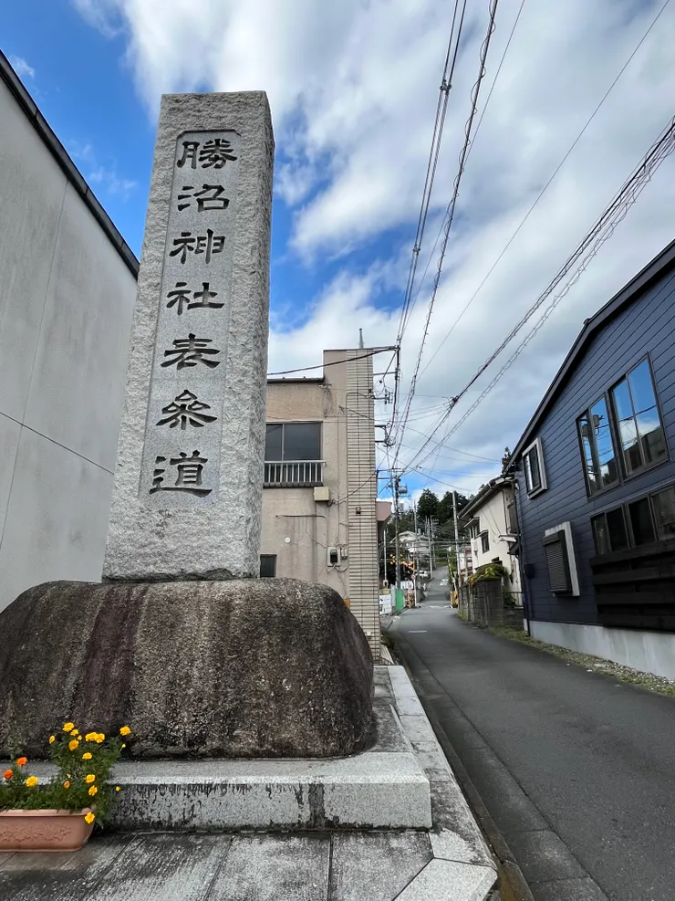 或是認更外側大馬路上的表參道石碑，大到不成比例