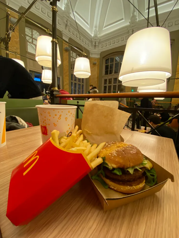 真的是麥當勞,餐點就是麥當勞,我有看到旁邊的歐洲男孩番茄醬裡也加糖,原來國外也流行這套