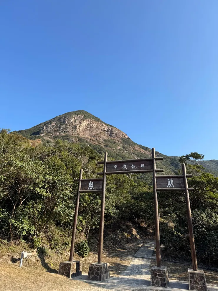 回望鳳凰山頂，和高原岩鷚說再見