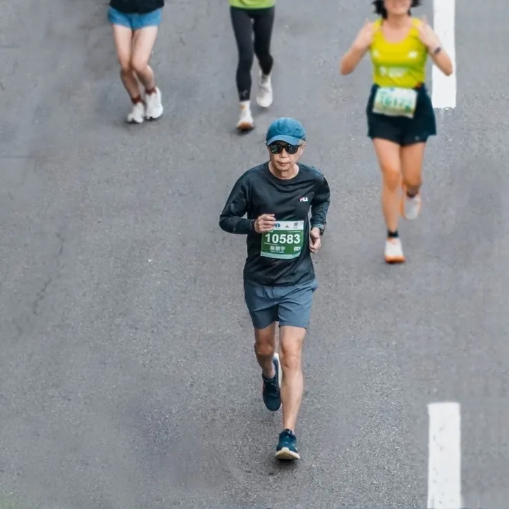 「這一路上沒有人需要擔心落單,沒有甚麼比起這種滋味更值得獨享,每個跑者所專注與享受的是──跑出自己,那也是一道道流動的風景。」我需要複習自己說過的話。