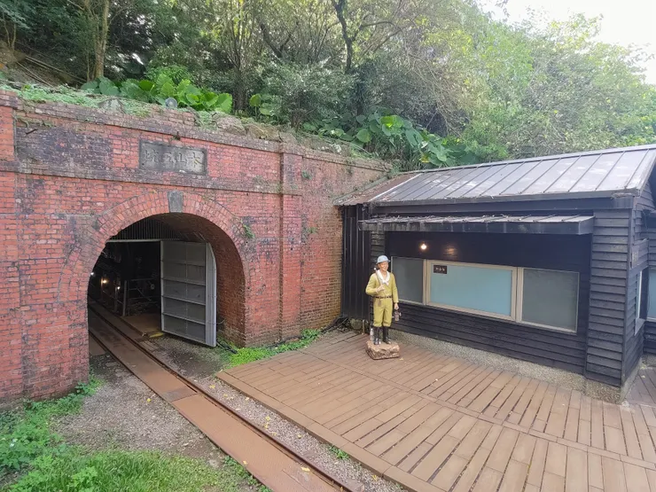 圖示：新北市黃金博物館內的金瓜石本山五坑礦坑口。圖片來源為張居隱：https://www.shutterstock.com/zh-Hant/image-photo/2681854997