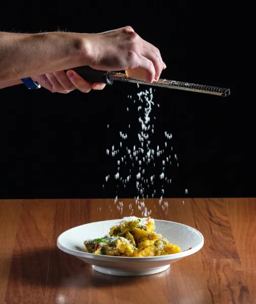 ▲必嚐菜「金絲脆白美人腿」，鹹香的起司粉搭配爽脆茭白筍，是點八粵主廚的獨門創意料理。