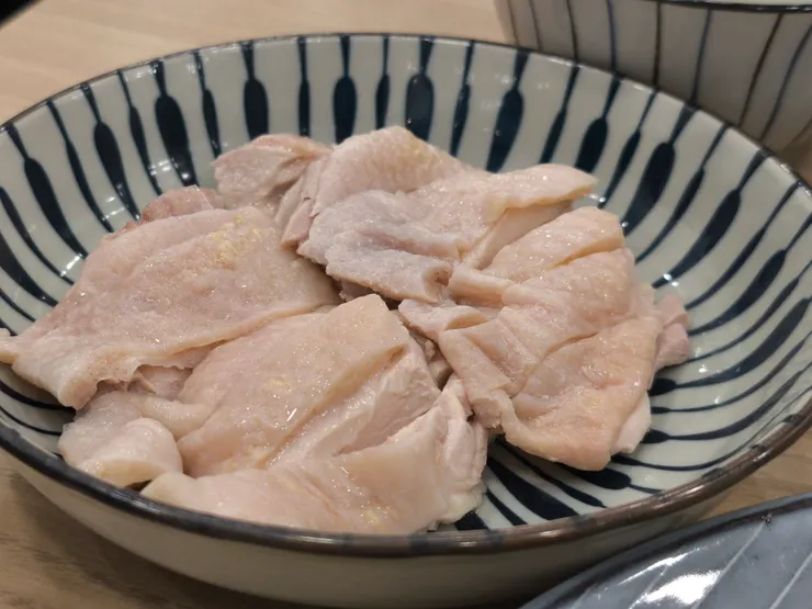 單點海南雞一份$75，口味偏淡，個人建議要沾醬